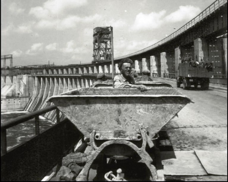 Запорожцам показали ретро-снимки восстановления ДнепроГЭСа (ФОТО)