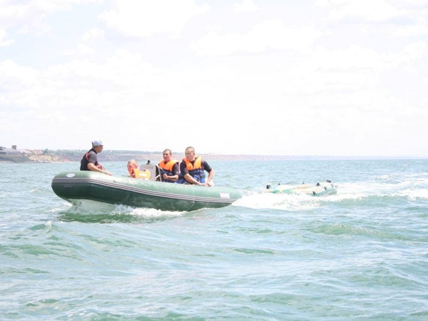 На запорожском курорте во время купания пропал студент: поиски продолжаются (ФОТО)