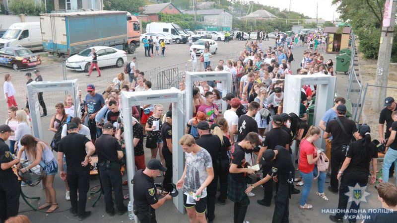 В Мариуполе на фестивале у запорожца изъяли наркотики, которые он прятал в носке