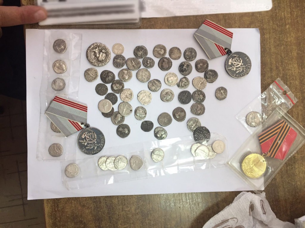 В Запорожье в аэропорту задержали женщину, пытавшуюся вывезти ценности (ФОТО)