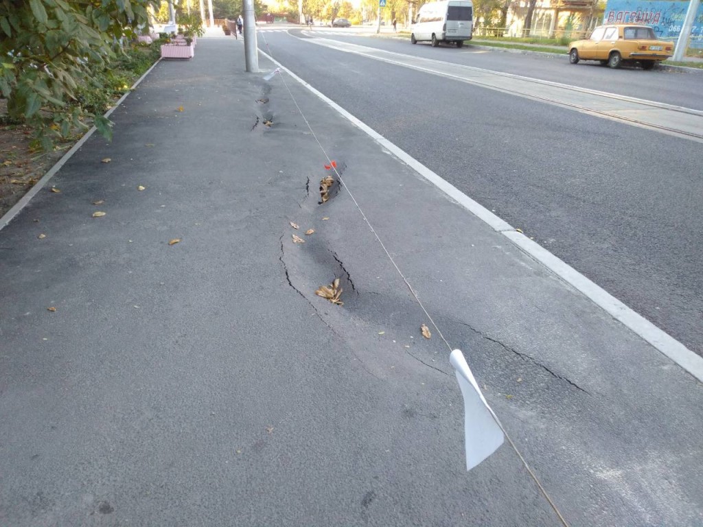 Просевший тротуар и замурованные люки: реконструкция ул. Земского врача Лукашевича обернулась неудачей (ФОТО)