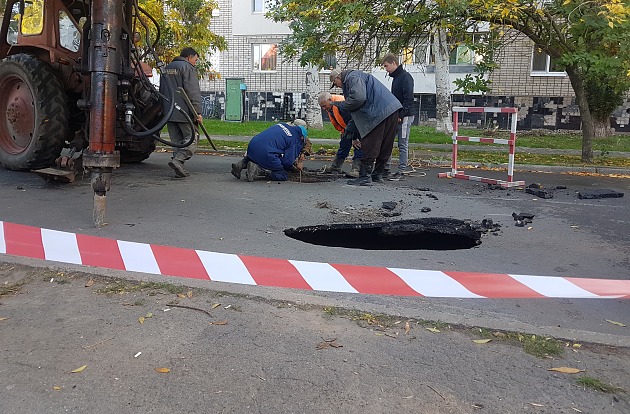 В центре запорожского курорта асфальт ушел под землю (ФОТО)