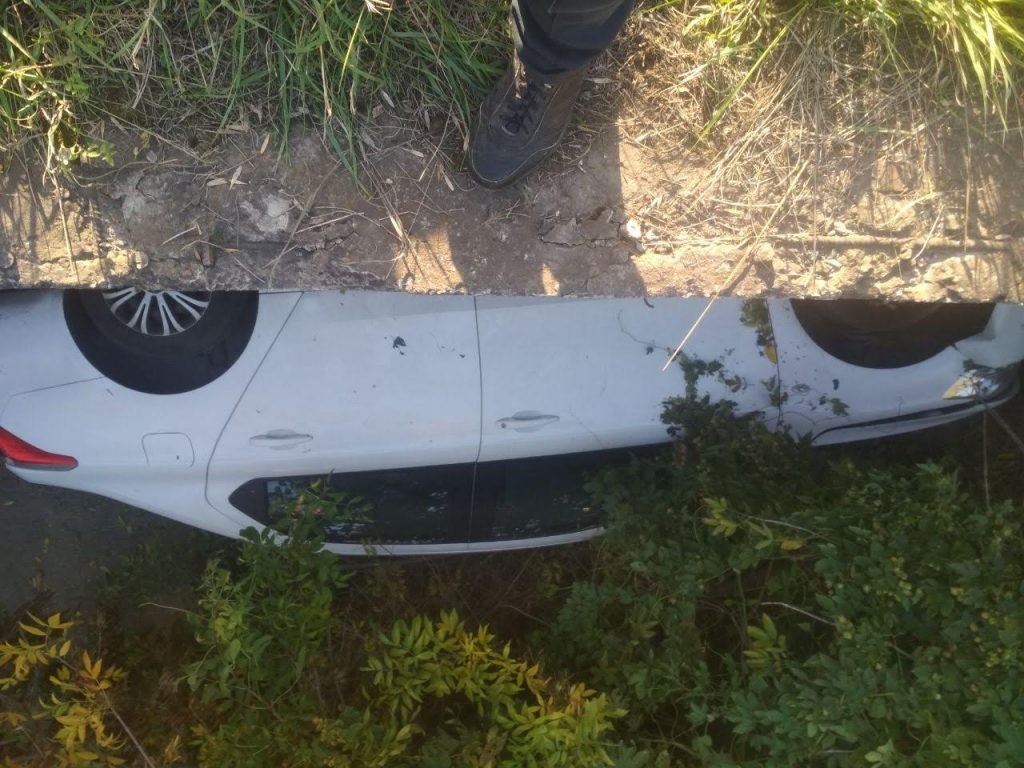 Авто, за рулем которого была молодая девушка, слетело в водосток с 3-метровой высоты (ФОТО)