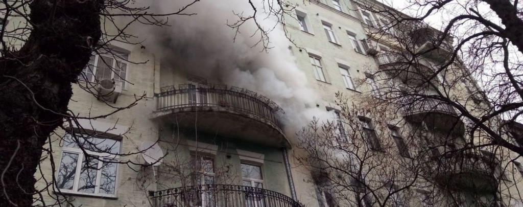 Один на один с огнем: в Запорожье мужчина с ограниченными возможностями едва не сгорел в своей квартире