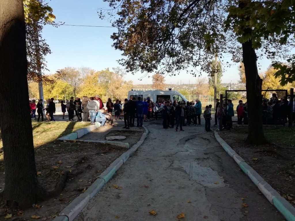 В запорожской школе распылили газ, детей эвакуировали: работает «скорая», полиция и спасатели (ФОТО, ВИДЕО)