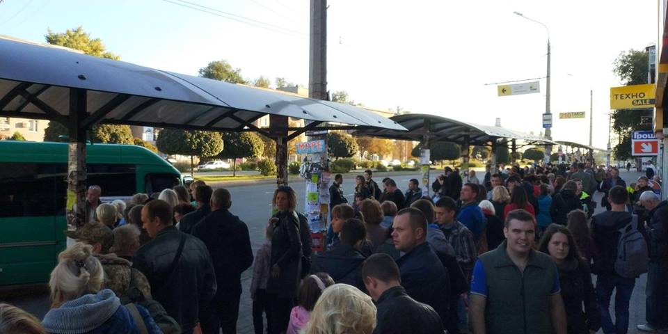 Мало транспорта: запорожцы не могли с Покровской ярмарки добраться домой (ФОТО)