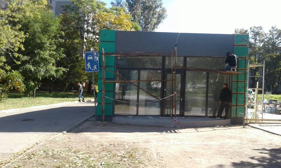 Повредили знак, документов не дают: в Запорожье на зеленой зоне установили очередную МАФ (ФОТО)