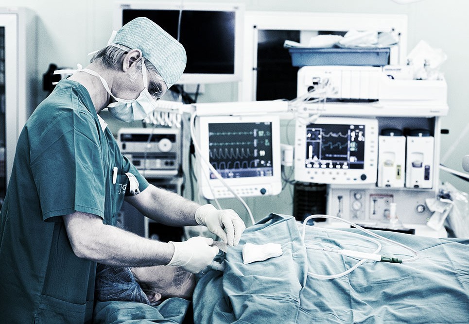 На запорожском предприятии парня придавил грузовик: молодой отец находится в коме