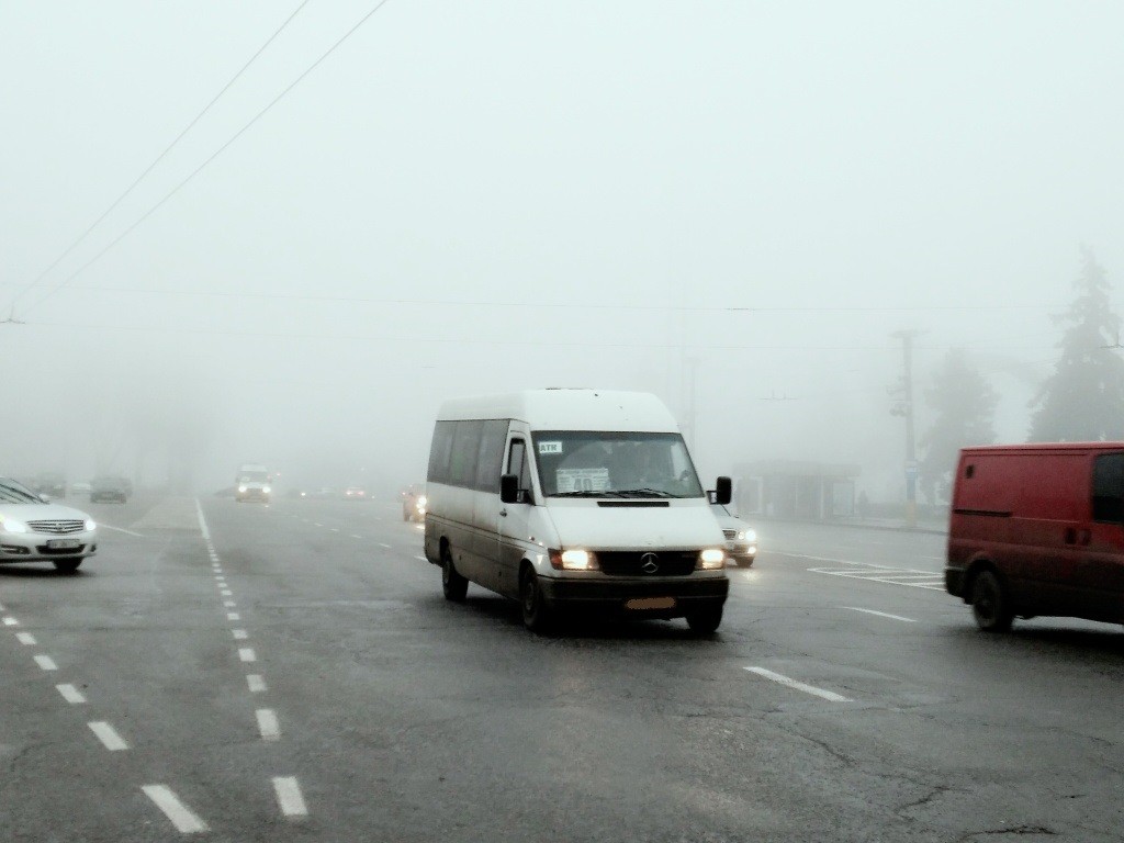 У запорожской маршрутки на ходу отпал люк (ФОТО)