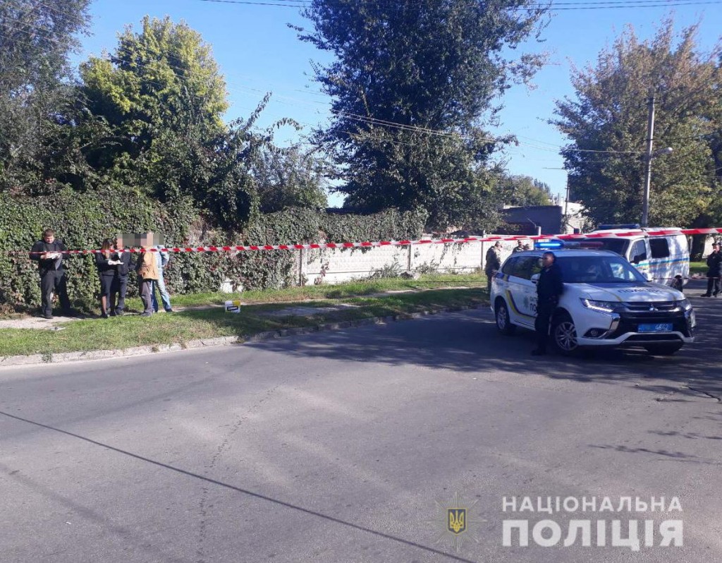 В Запорожье перекрыли проезд из-за найденной посреди улицы гранаты (ФОТО)