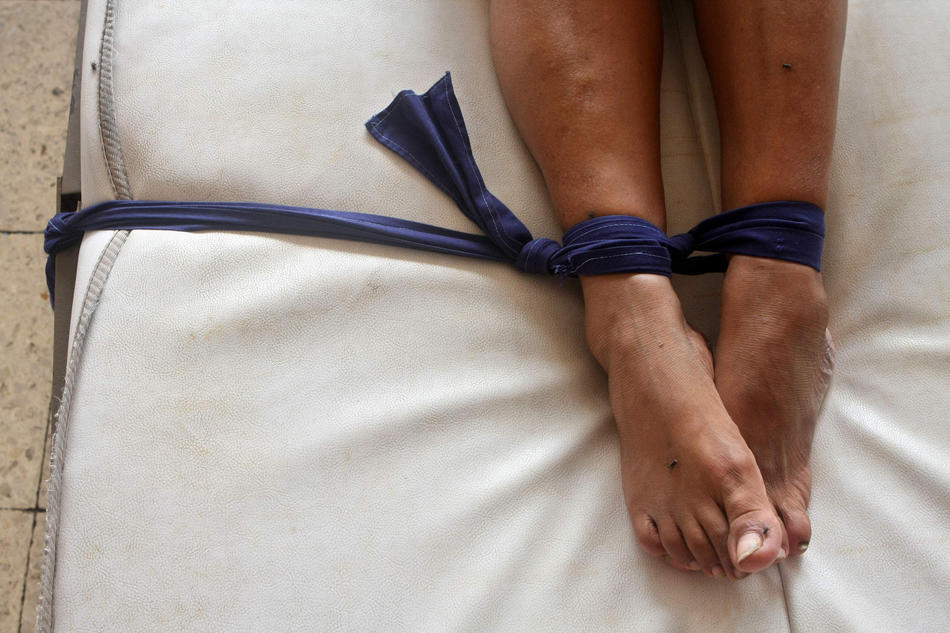 Издевался и не выпускал на улицу: в Запорожье пришлось вызывать спасателей для освобождения женщины