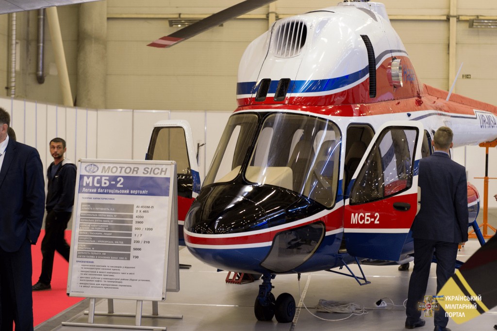Запорожский вертолет представили в Киеве на выставке оружия (ФОТО)