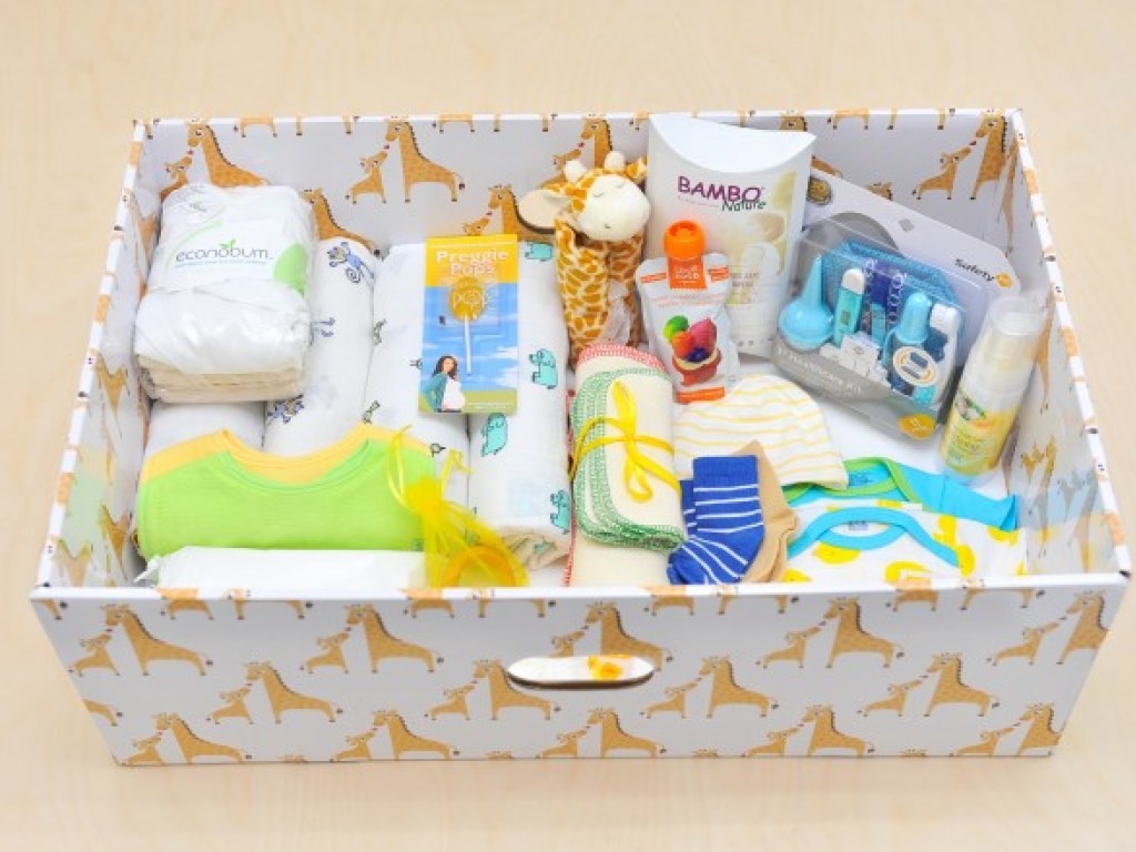 Ожидание и реальность «бэби-боксов»: подгузники протекают, крем с запахом старой овцы, коробка «трещит по швам» (ВИДЕО)