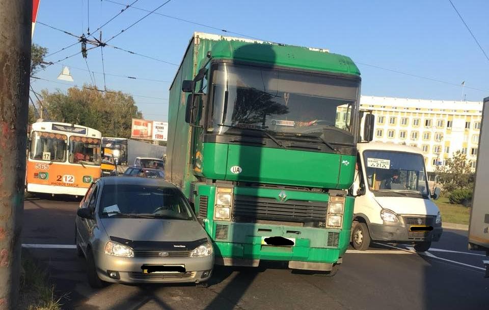 В Запорожье возле плотины произошли два ДТП с участием фур (ФОТО)