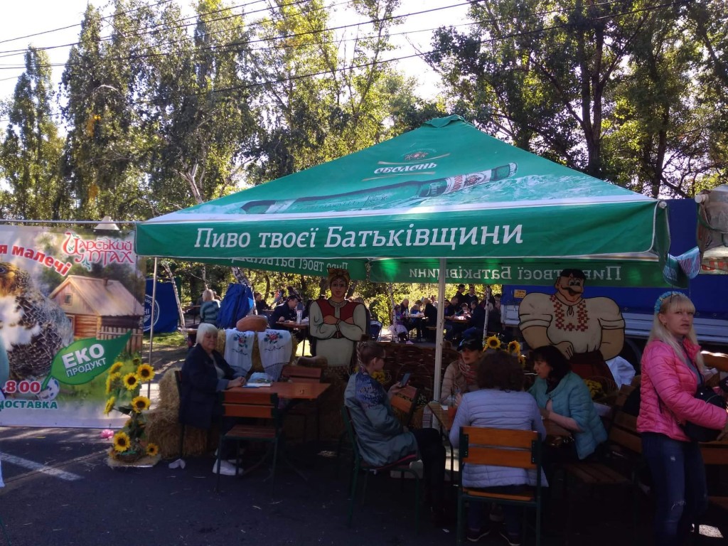 В Запорожье на Покровской ярмарке вопреки обещаниям городской власти присутствует реклама алкоголя (ФОТО)