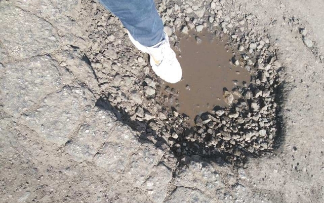 Яма на яме: запорожанка пожаловалась на ужасные дороги в области (ФОТО)