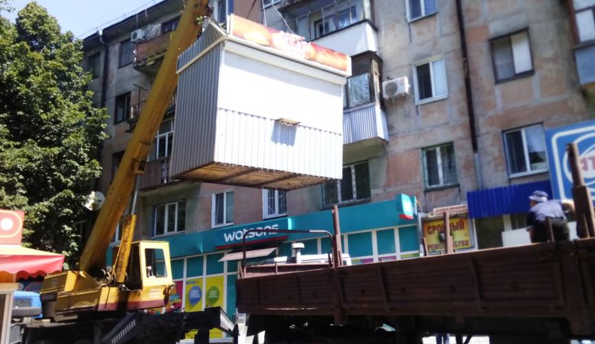 В Запорожье снесут летнюю площадку, забор и МАФ