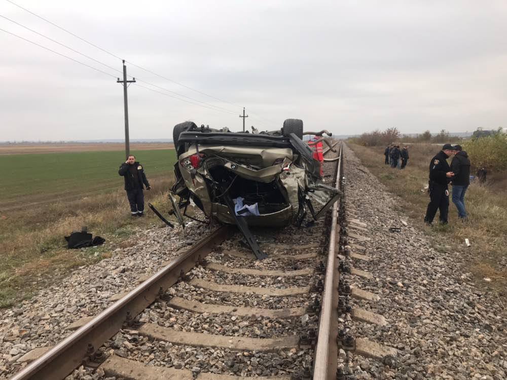 В Запорожской области на ж/д переезде смертельное ДТП: авто перевернулось несколько раз (ФОТО)