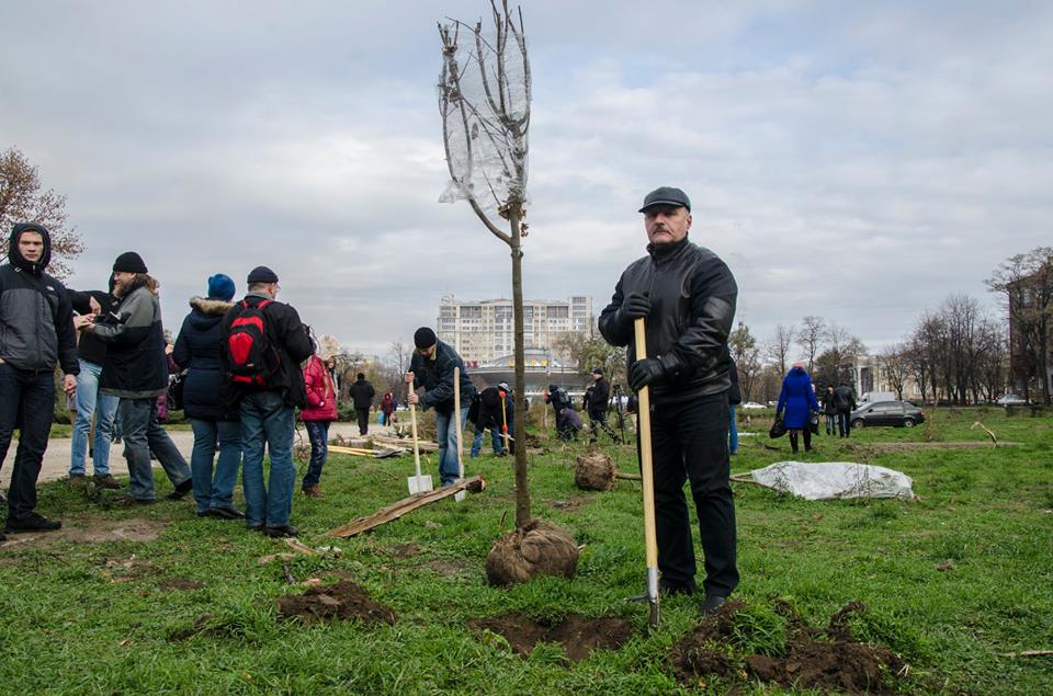 В Запорожье «реанимируют» сквер Яланского (ФОТО)