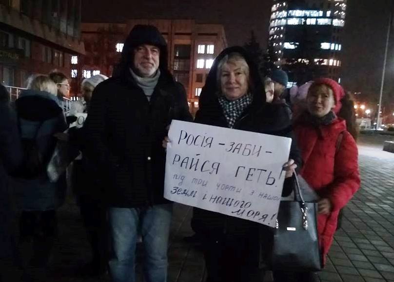 Запорожцы под стенами ОГА собрались в поддержку украинских моряков, захваченных в плен (ФОТО)