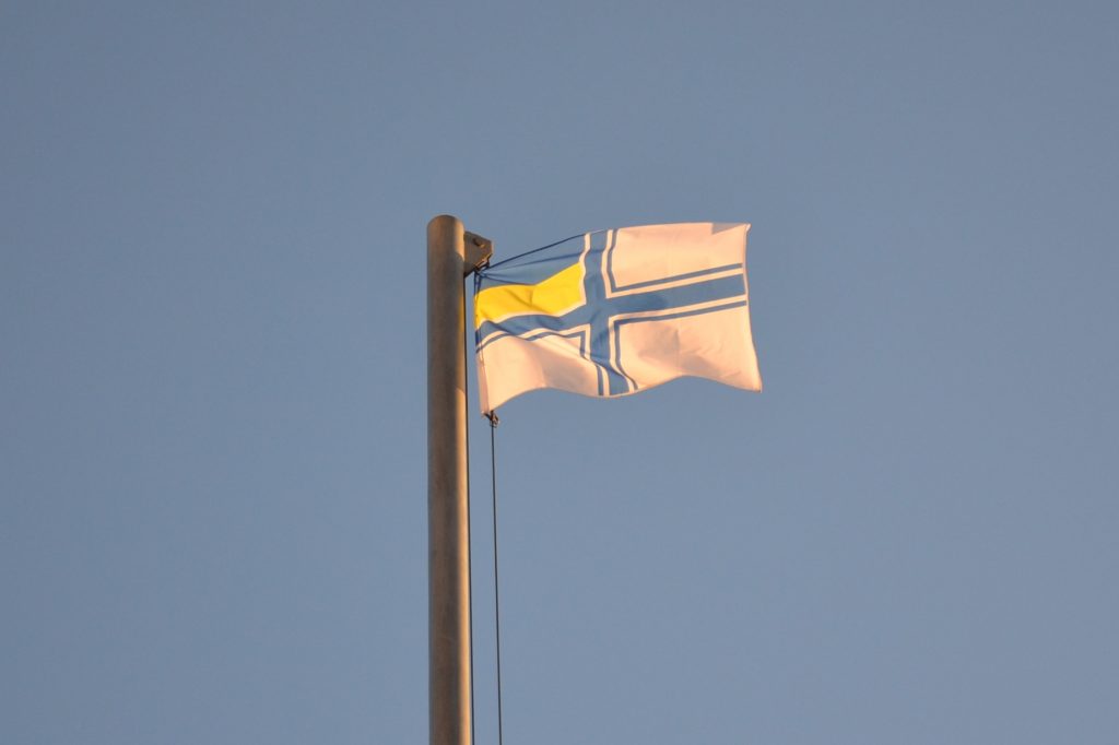 В Запорожье на Майдане Героев подняли флаг ВМС Украины (ФОТО, ВИДЕО)