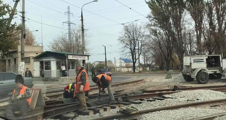 В Запорожье второй год не могут отремонтировать трамвайный переезд (ФОТО)