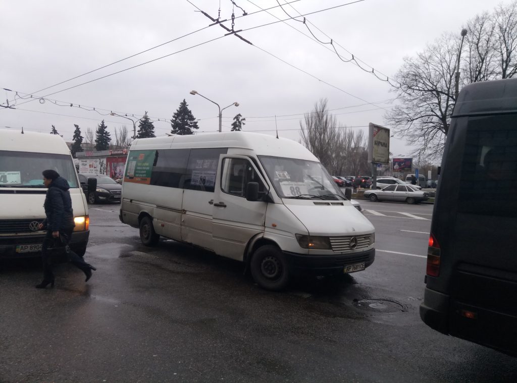 Запорожские водители маршруток продолжают разговоры по телефону (ВИДЕО)