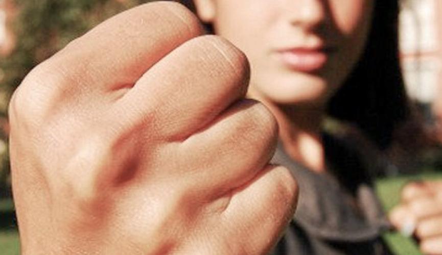 В сеть попало видео зверского избиения запорожской студентки: полиция начала проверку