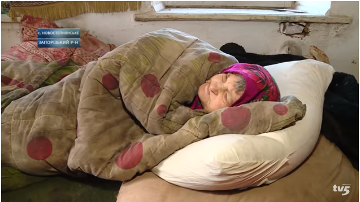 В Запорожском районе брошенная родственниками старушка замерзает в разрушающемся доме (ВИДЕО)