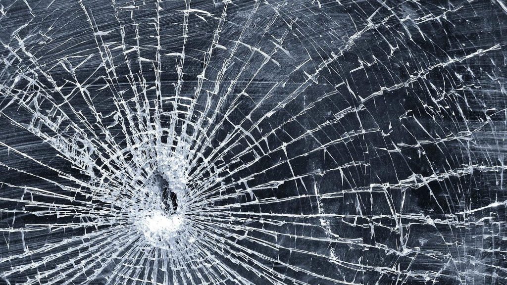 В Запорожской области осколок льда выбил стекло маршрутки: подробности