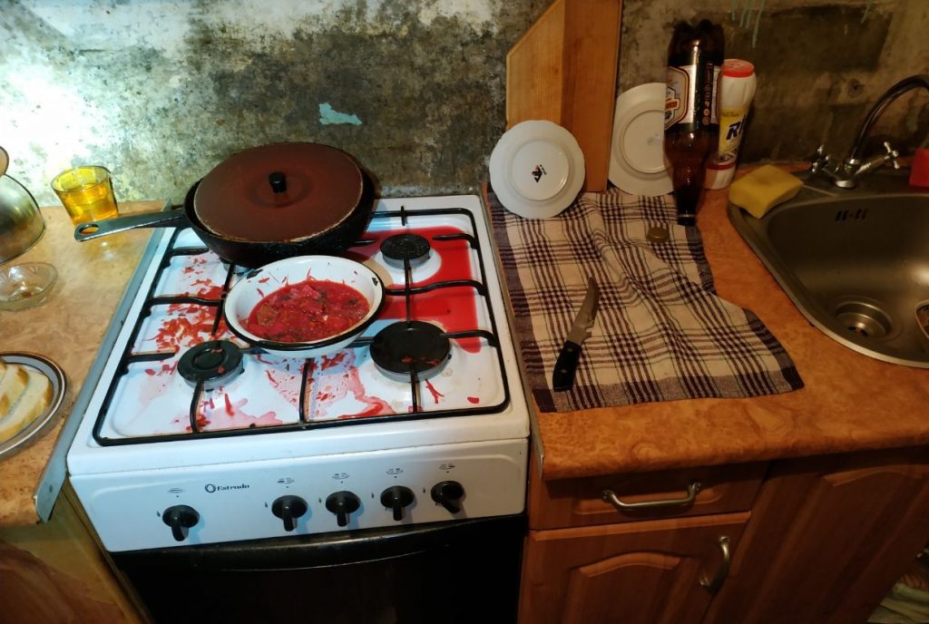 Расправа с возлюбленным: в спальном районе Запорожья женщина изрезала молодого сожителя (ФОТО)