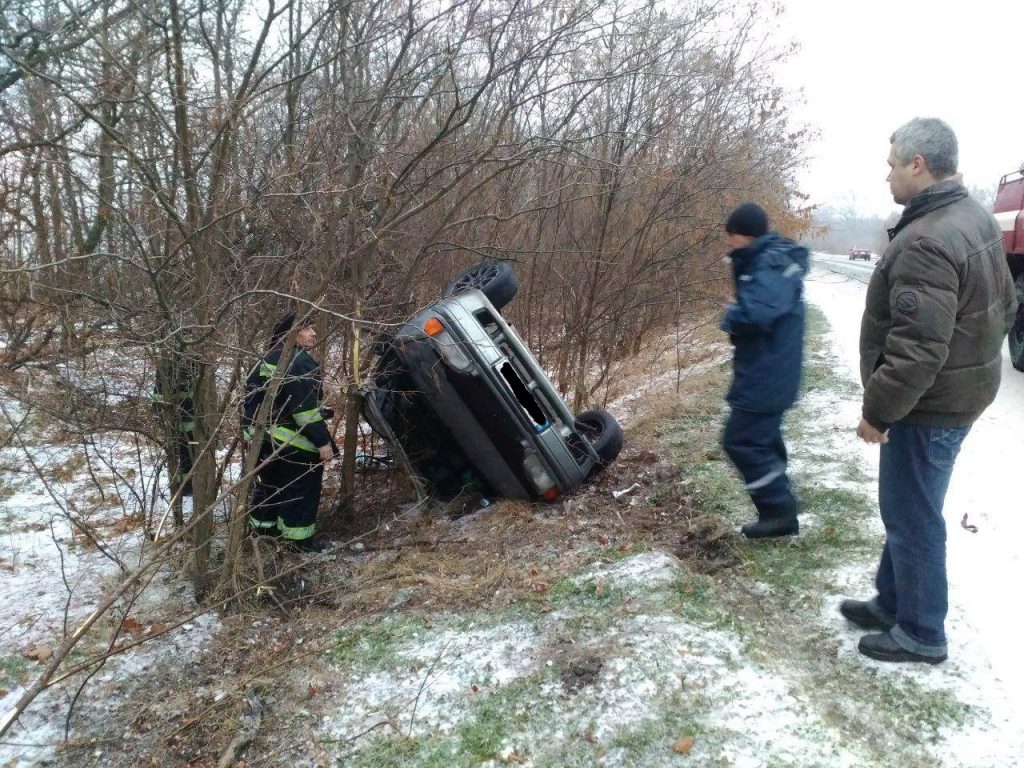 На трассе Харьков-Симферополь перевернулось легковое авто (ФОТО)
