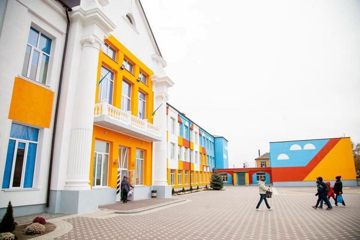 Ею гордится президент: как выглядит европейская школа в Запорожской области (ФОТО)