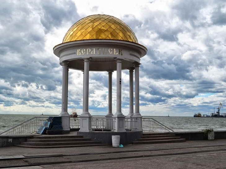 Третьи сутки без воды: в Бердянске жители носят воду из моря (ВИДЕО)