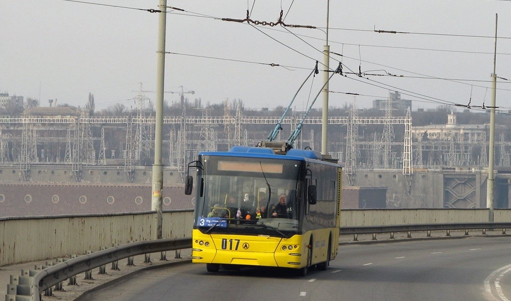 В Запорожье произошло ДТП с участием троллейбуса и маршрутки (ФОТО)