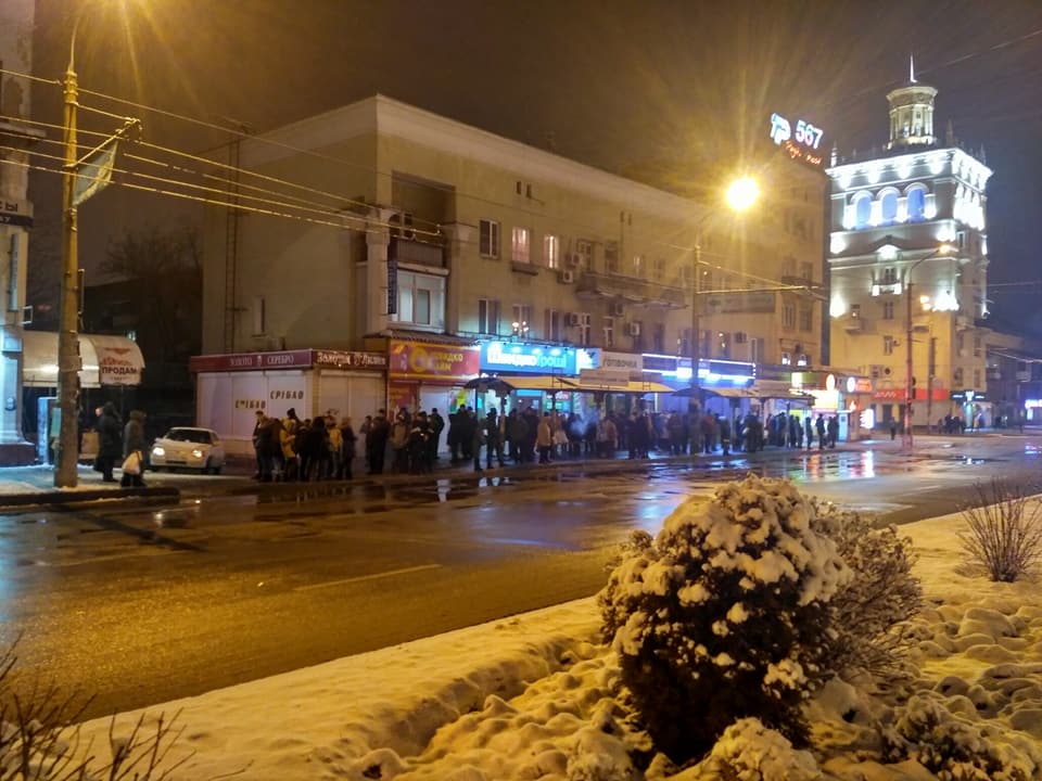 Пассажиры есть, автобусов нет: в «Запорожэлектротрансе» не хотят по вечерам развозить запорожцев (ФОТО)