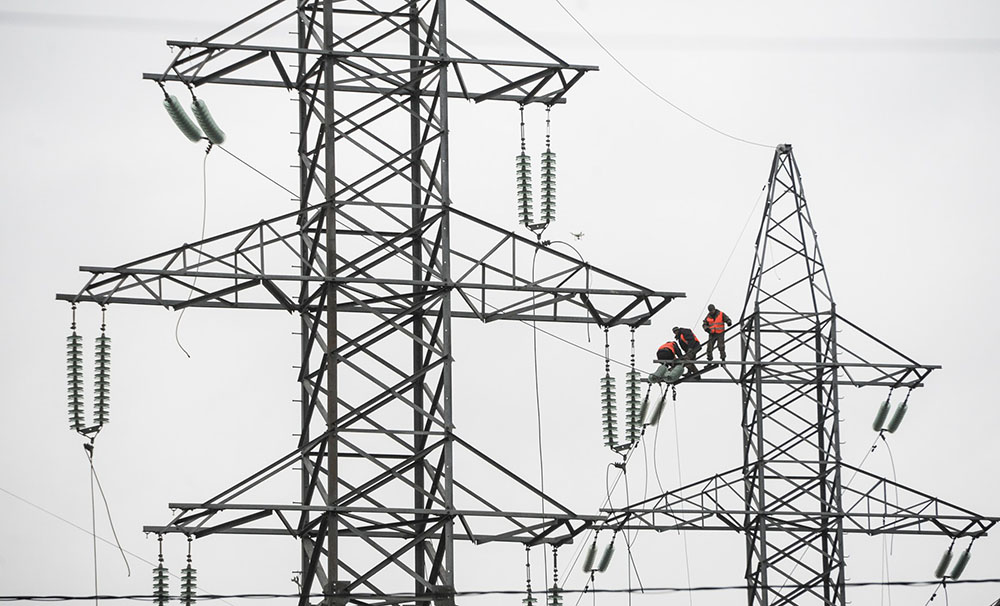 В Запорожье оборвалась высоковольтная линия: кабель упал в поле (ФОТО)