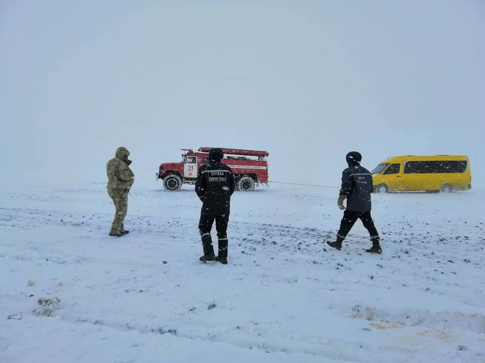 В Запорожской области спасатели на спецтехнике по снежным заносам доставили в больницу младенца