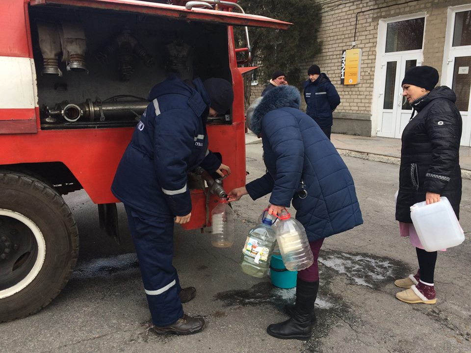 Бердянские спасатели подвозят воду для населения