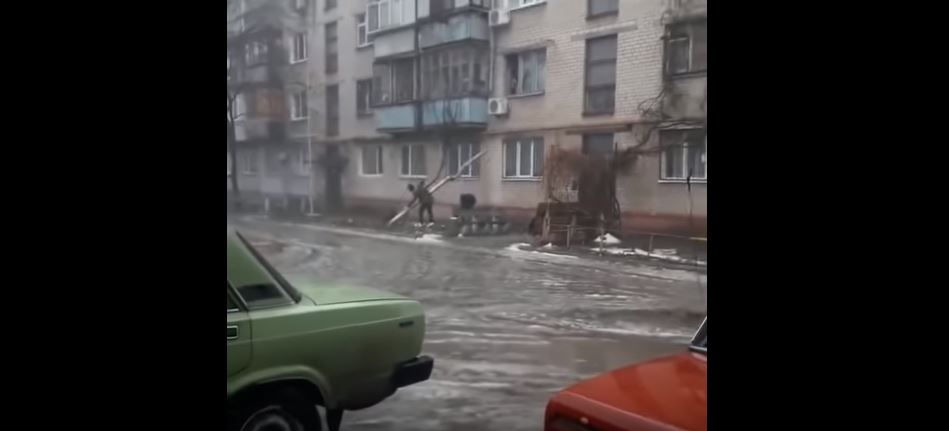 Двое запорожских подростков отломали от многоэтажного дома водосточную трубу (ВИДЕО)