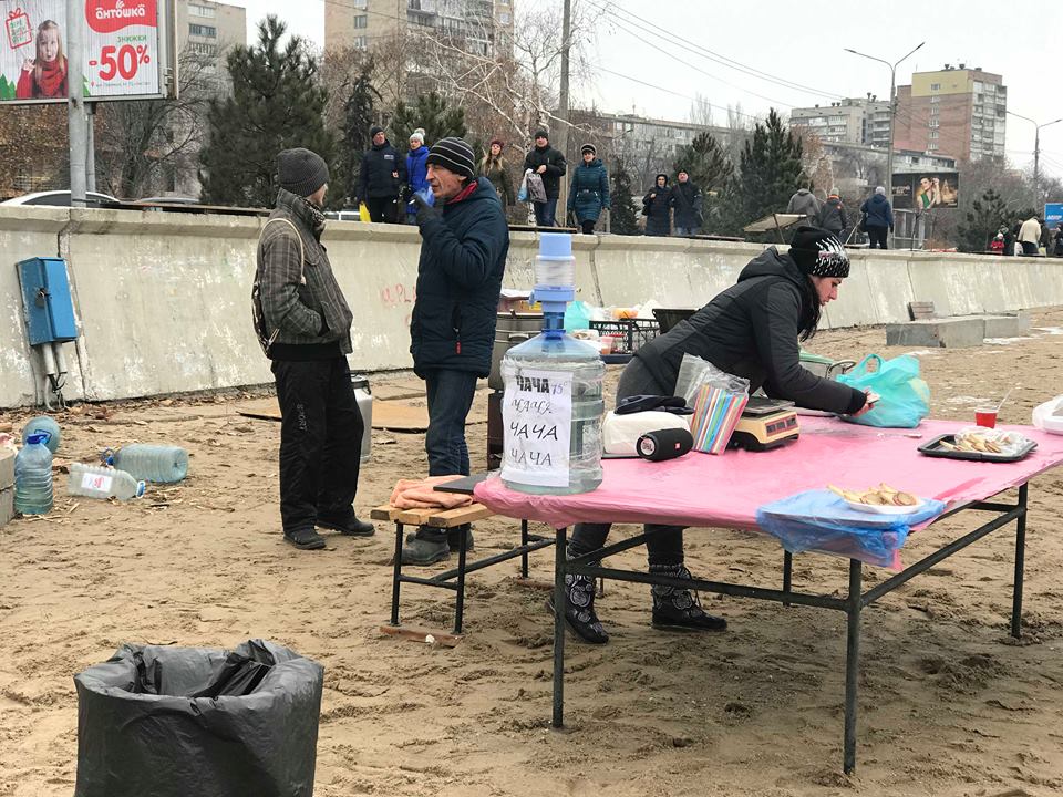 Крещение в Запорожье: на центральном городском пляже продавали чачу (ФОТО)