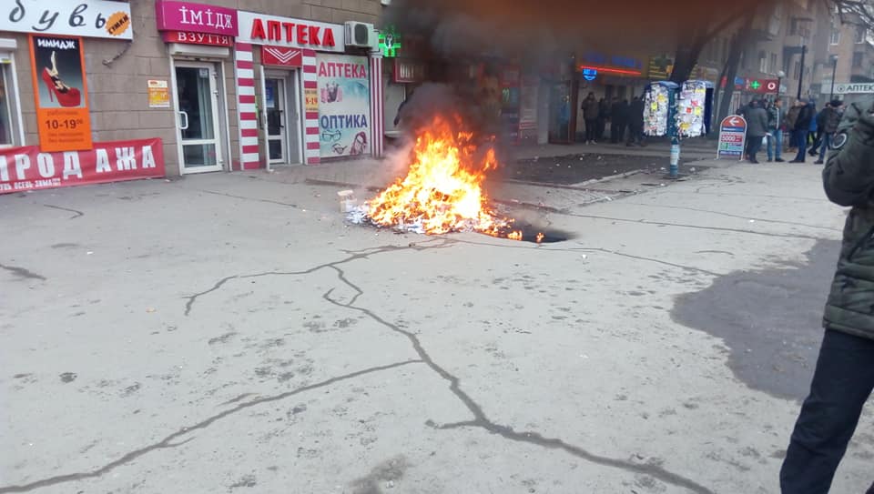 В Запорожье активисты «за трезвость» жгли в центре города лекарства (ВИДЕО, ФОТО)
