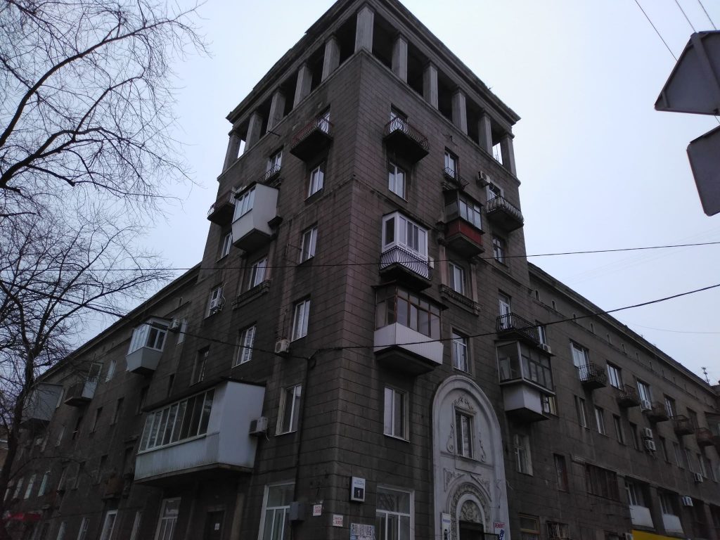 В Запорожье разрушается исторический дом с башней (ФОТО)