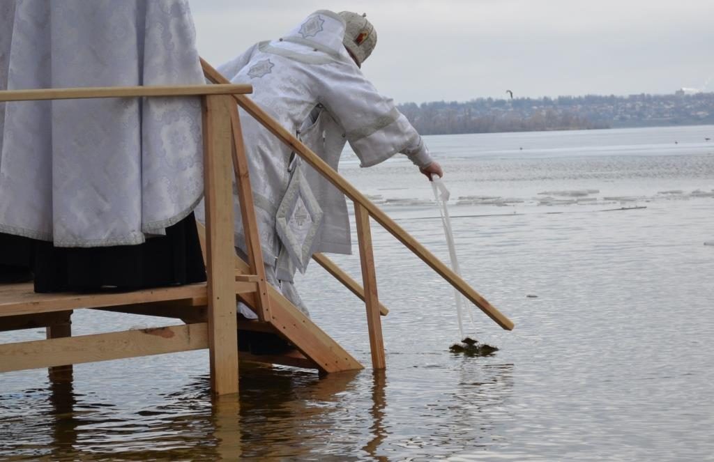 Крещение-2019: как запорожцы на Правобережном пляже в Днепр окунались (ФОТОРЕПОРТАЖ)
