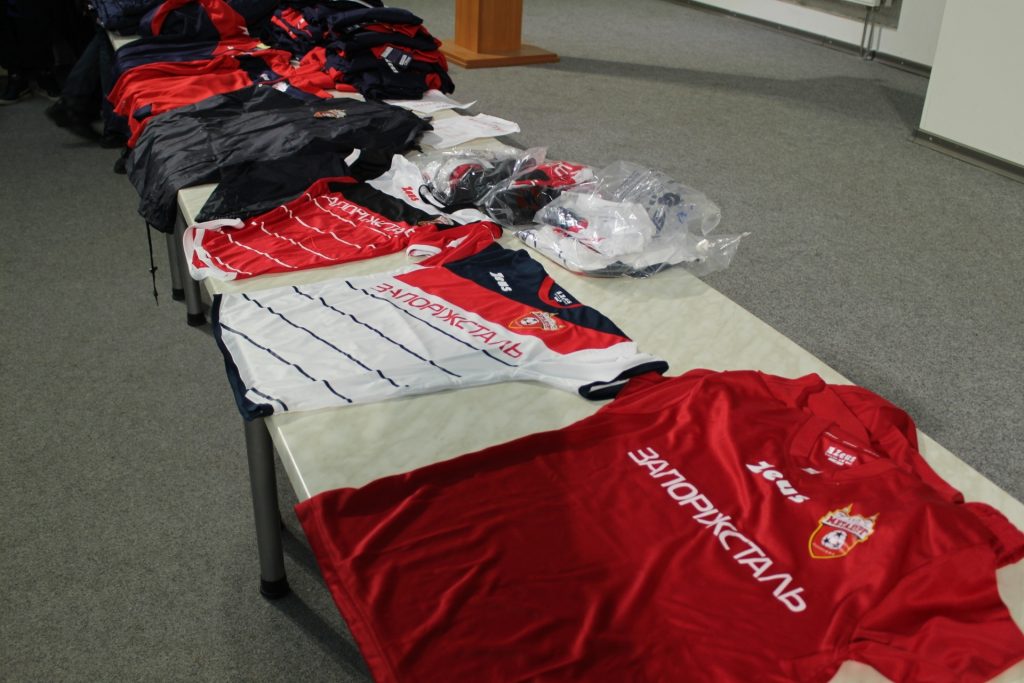 Юным футболистам приобрели новую форму с надписью «Запорожсталь» за деньги налогоплательщиков (ФОТО)