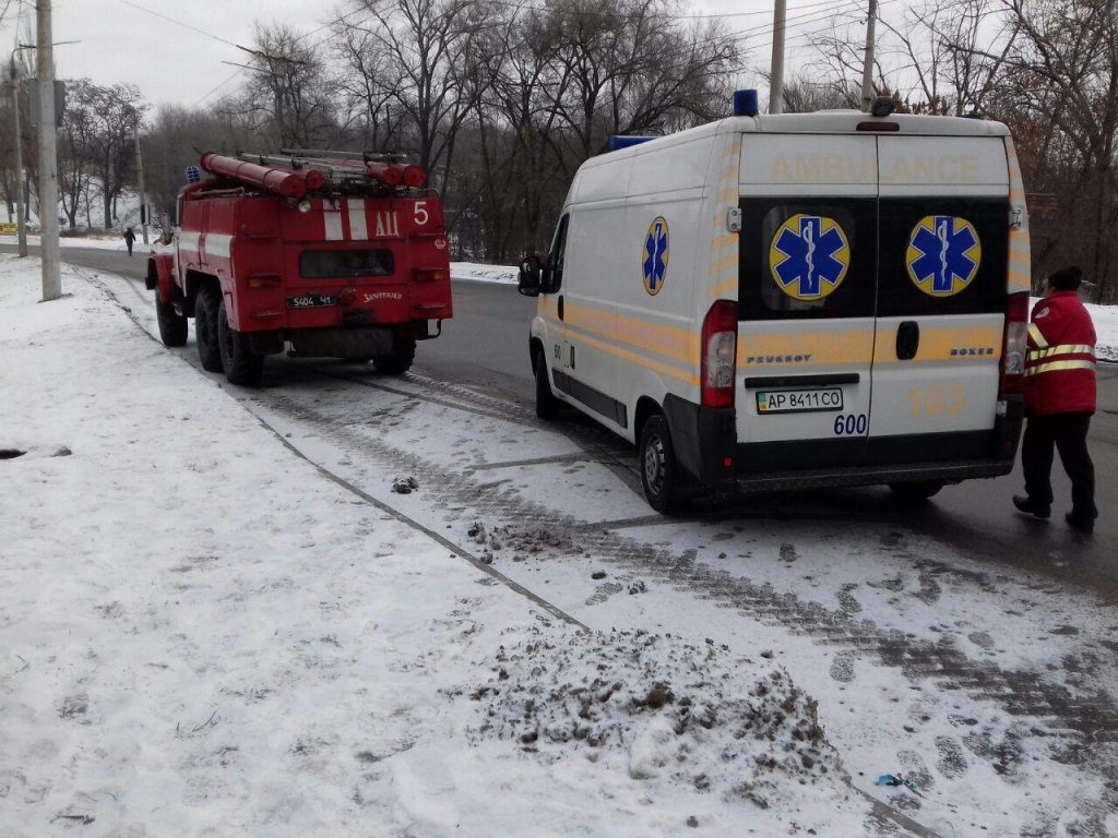 В Запорожье спасли пожилую женщину, упавшую в холодный ручей (ФОТО)