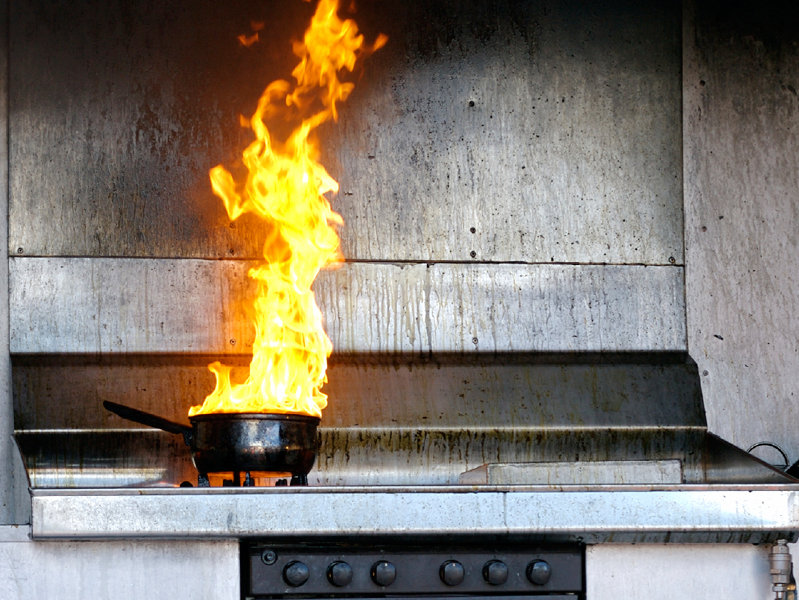 В Запорожье из задымленной квартиры спасли мужчину