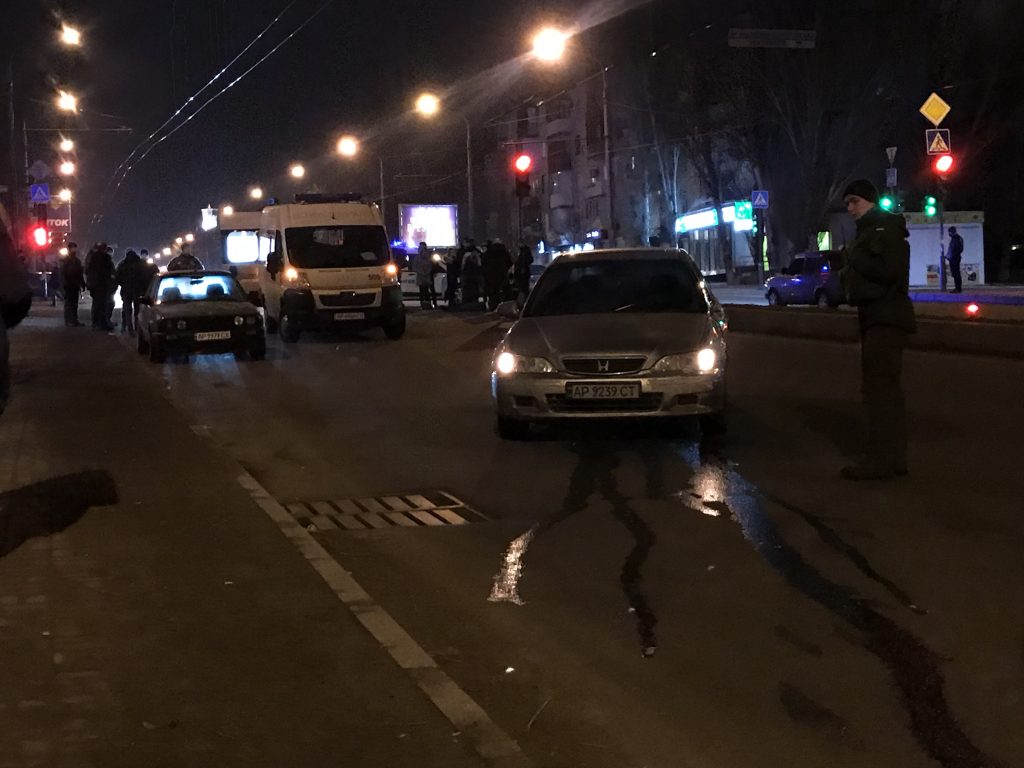 В Запорожье на перекрестке автомобиль сбил 17-летнего парня (ФОТО)