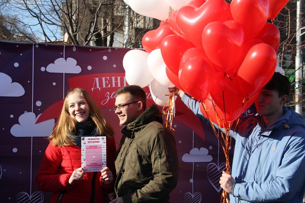 Фестиваль сладостей, рекорд и брак на сутки: как в Запорожье отпраздновали День влюбленных (ФОТО)