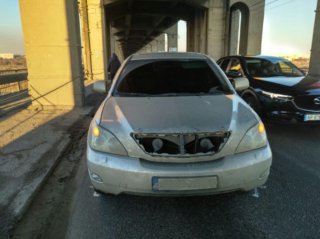 В полиции прокомментировали инцидент с частью моста, упавшей на авто в Запорожье (ФОТО)